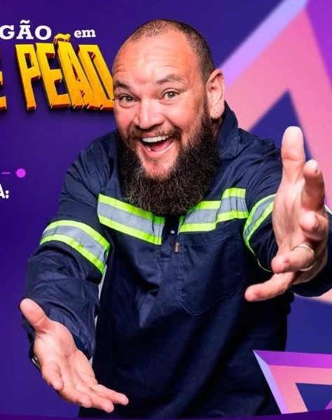 Rafael Aragão de uniforme de trabalho com faixas refletivas, sorrindo e de braços abertos